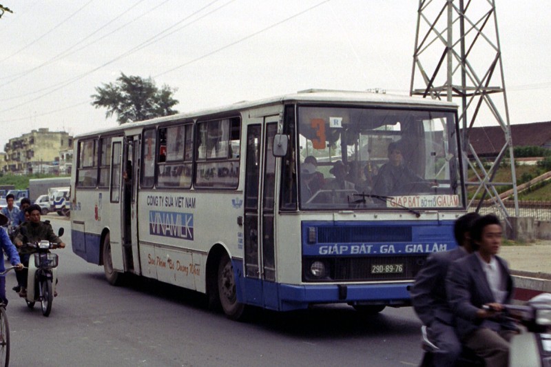 Anh thu vi ve xe buyt o Ha Noi nam 1996-Hinh-6