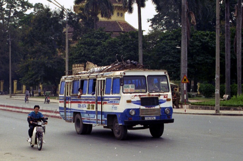 Anh thu vi ve xe buyt o Ha Noi nam 1996-Hinh-8