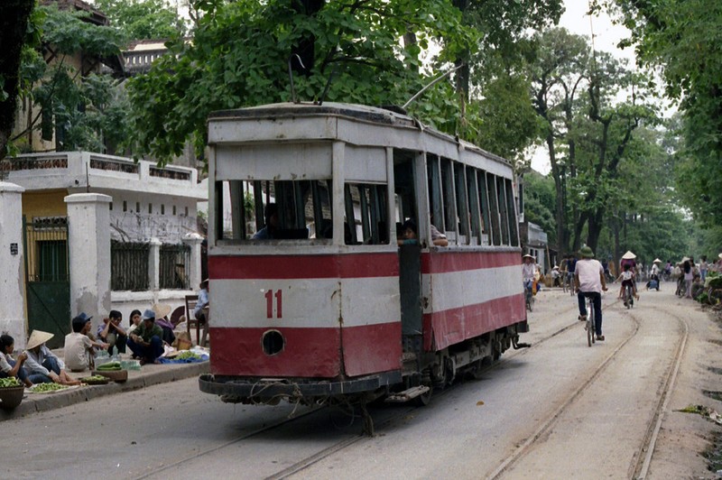 Tau dien o Ha Noi nam 1990 cuc song dong qua ong kinh nu pho nhay Australia-Hinh-4