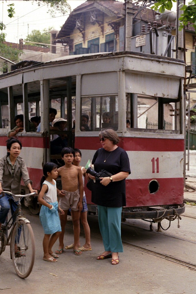 Tau dien o Ha Noi nam 1990 cuc song dong qua ong kinh nu pho nhay Australia-Hinh-7