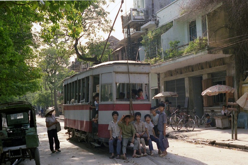 Tau dien o Ha Noi nam 1990 cuc song dong qua ong kinh nu pho nhay Australia