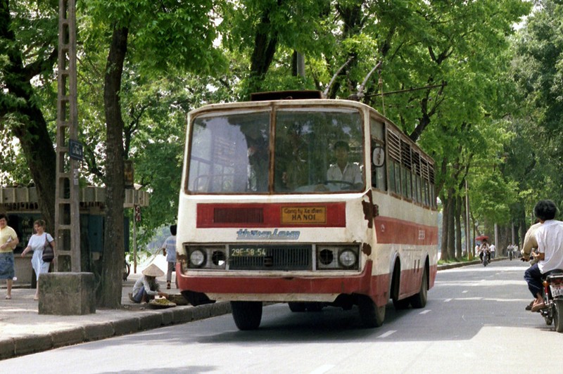 Tau dien banh hoi o Ha Noi nam 1990 qua loat anh cuc hiem-Hinh-2