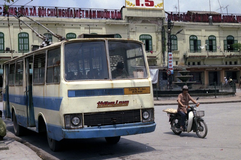 Tau dien banh hoi o Ha Noi nam 1990 qua loat anh cuc hiem-Hinh-3