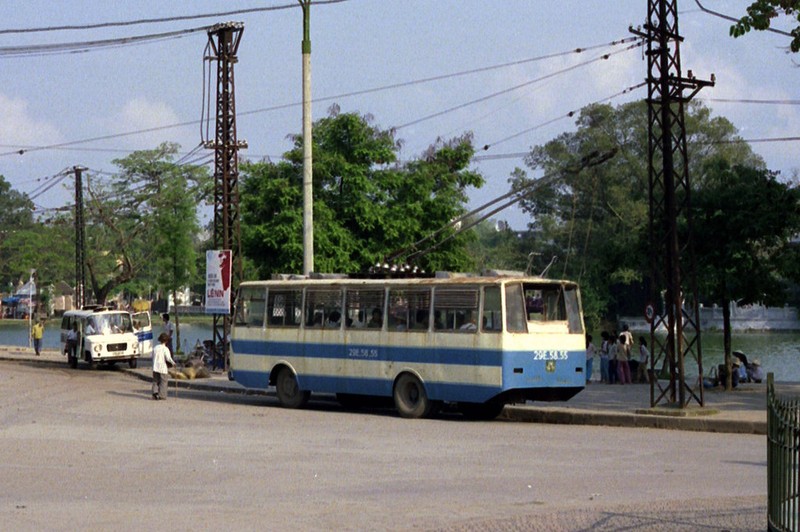 Tau dien banh hoi o Ha Noi nam 1990 qua loat anh cuc hiem-Hinh-4