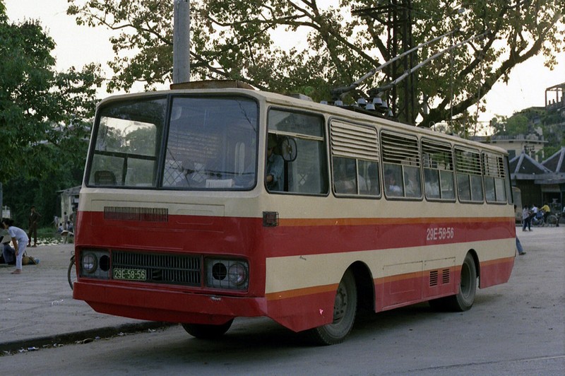 Tau dien banh hoi o Ha Noi nam 1990 qua loat anh cuc hiem-Hinh-5