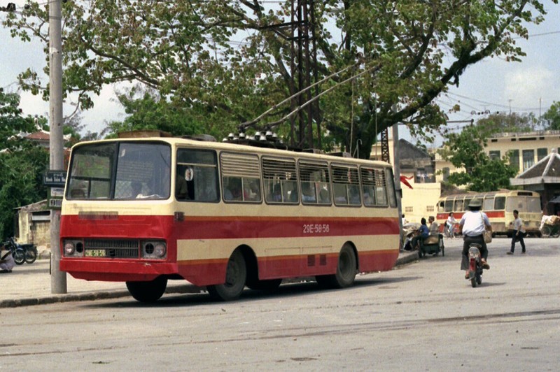 Tau dien banh hoi o Ha Noi nam 1990 qua loat anh cuc hiem-Hinh-6