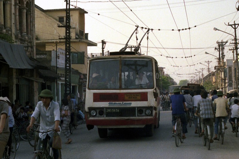 Tau dien banh hoi o Ha Noi nam 1990 qua loat anh cuc hiem