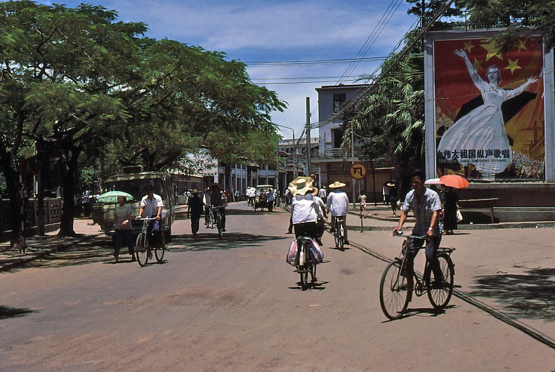 Thanh pho Tham Quyen nam 1980 duoi goc nhin la