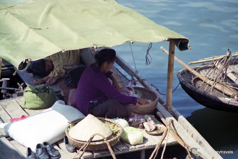 Ha Long - Cat Ba thap nien 1990 cuc moc mac qua loat anh du khach ngoai-Hinh-10