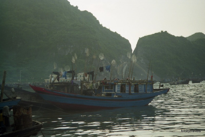 Ha Long - Cat Ba thap nien 1990 cuc moc mac qua loat anh du khach ngoai-Hinh-5