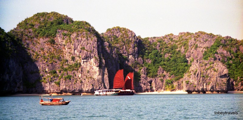 Ha Long - Cat Ba thap nien 1990 cuc moc mac qua loat anh du khach ngoai