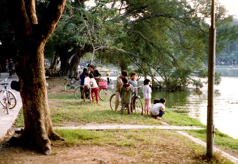 Ho Hoan Kiem nam 1990 cuc moc mac qua loat anh hiem-Hinh-9