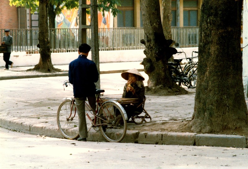 Loat anh sinh dong ve cuoc muu sinh tren he pho Ha Noi nam 1990-Hinh-10