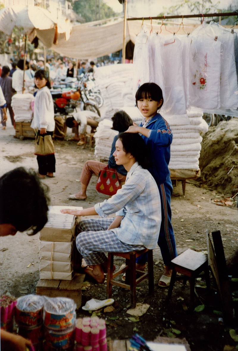 Loat anh sinh dong ve cuoc muu sinh tren he pho Ha Noi nam 1990-Hinh-12