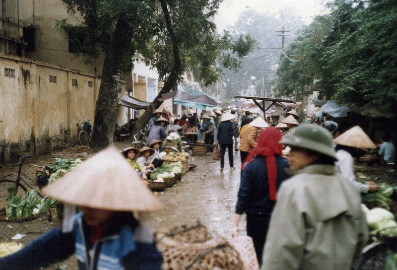 Loat anh sinh dong ve cuoc muu sinh tren he pho Ha Noi nam 1990-Hinh-13