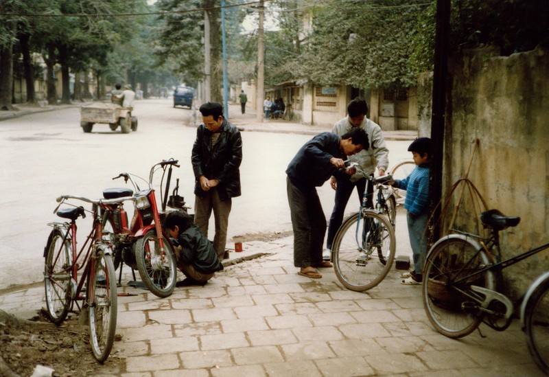 Loat anh sinh dong ve cuoc muu sinh tren he pho Ha Noi nam 1990-Hinh-2