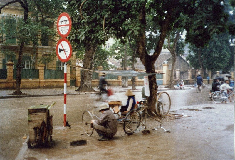 Loat anh sinh dong ve cuoc muu sinh tren he pho Ha Noi nam 1990-Hinh-3