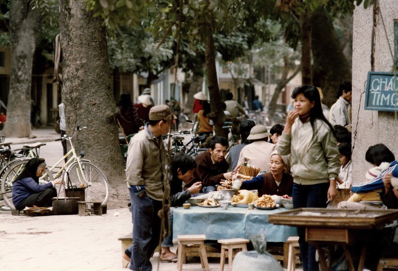 Loat anh sinh dong ve cuoc muu sinh tren he pho Ha Noi nam 1990-Hinh-4