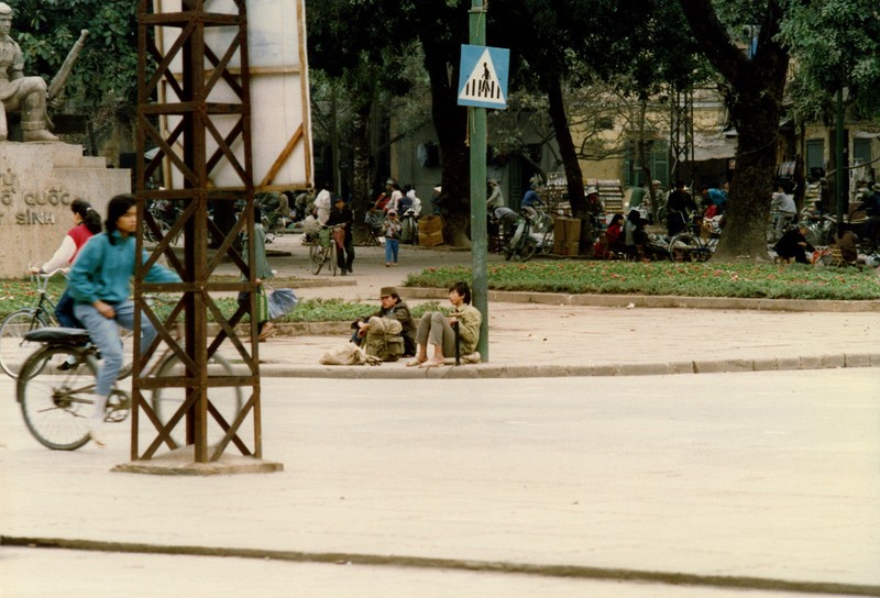 Loat anh sinh dong ve cuoc muu sinh tren he pho Ha Noi nam 1990-Hinh-5