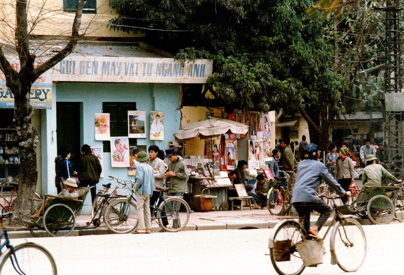 Loat anh sinh dong ve cuoc muu sinh tren he pho Ha Noi nam 1990-Hinh-6