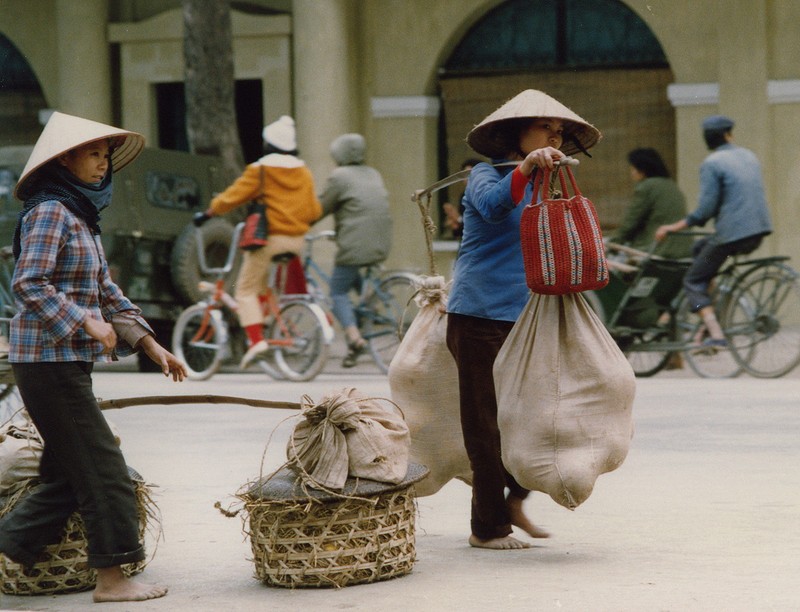 Loat anh sinh dong ve cuoc muu sinh tren he pho Ha Noi nam 1990-Hinh-7