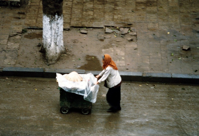 Loat anh sinh dong ve cuoc muu sinh tren he pho Ha Noi nam 1990-Hinh-8