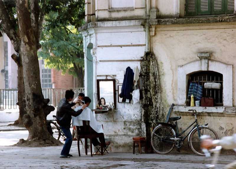 Loat anh sinh dong ve cuoc muu sinh tren he pho Ha Noi nam 1990