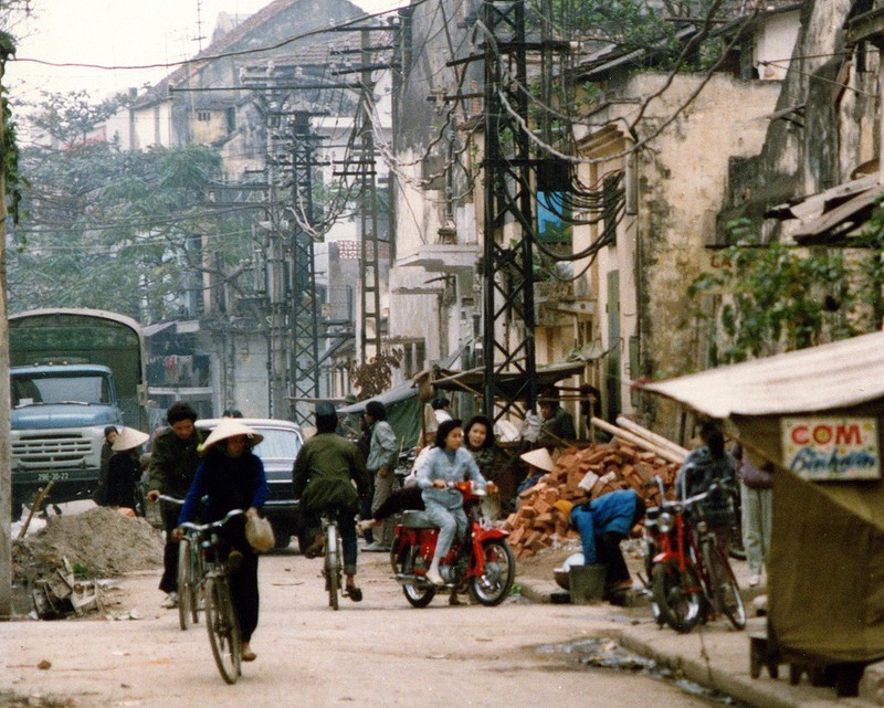 Giao thong Ha Noi nam 1990 cuc trai nguoc voi thoi nay (2)-Hinh-11