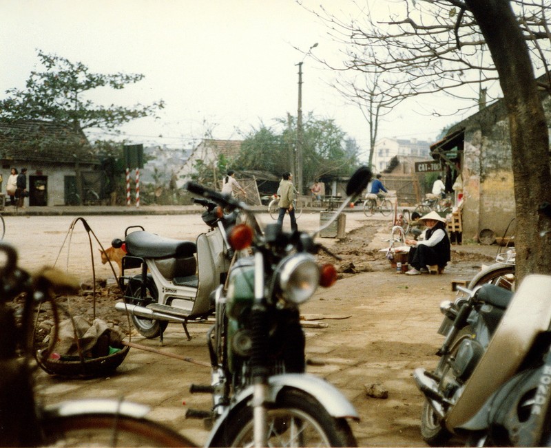 Giao thong Ha Noi nam 1990 cuc trai nguoc voi thoi nay (2)-Hinh-12