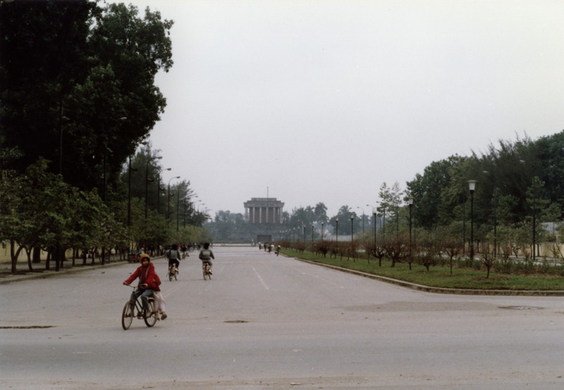 Giao thong Ha Noi nam 1990 cuc trai nguoc voi thoi nay (2)-Hinh-2