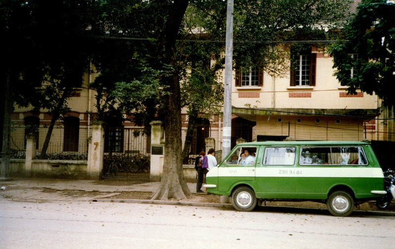 Giao thong Ha Noi nam 1990 cuc trai nguoc voi thoi nay (2)-Hinh-3