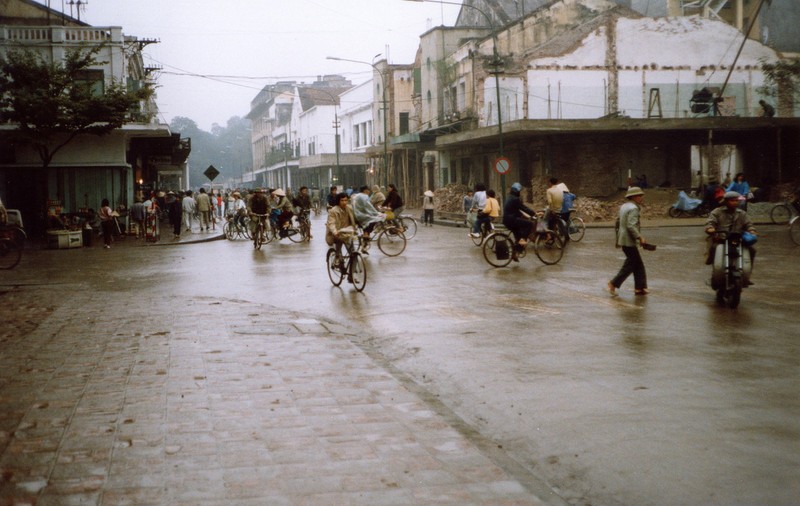 Giao thong Ha Noi nam 1990 cuc trai nguoc voi thoi nay (2)-Hinh-4