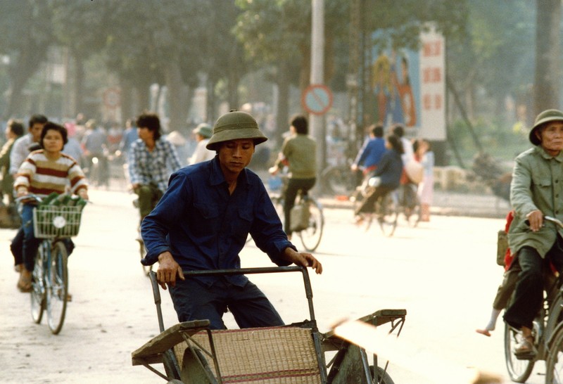 Giao thong Ha Noi nam 1990 cuc trai nguoc voi thoi nay (2)-Hinh-6