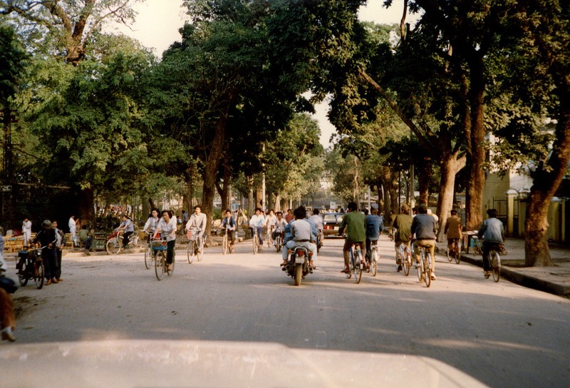 Nhung khoanh khac dang nho ve ve giao thong Ha Noi nam 1990-Hinh-11