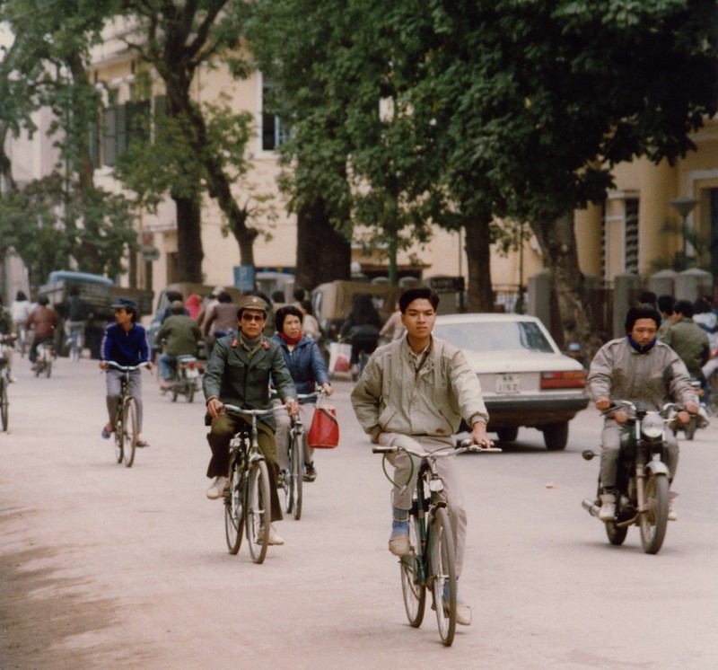 Nhung khoanh khac dang nho ve ve giao thong Ha Noi nam 1990-Hinh-12