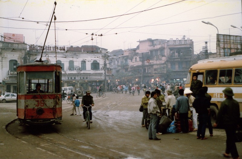 Nhung khoanh khac dang nho ve ve giao thong Ha Noi nam 1990-Hinh-2