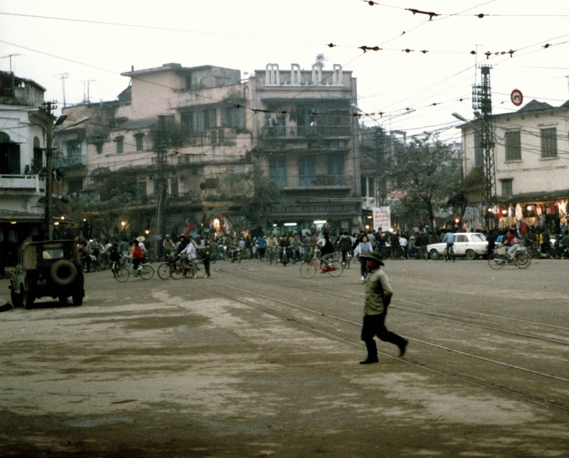 Nhung khoanh khac dang nho ve ve giao thong Ha Noi nam 1990-Hinh-3