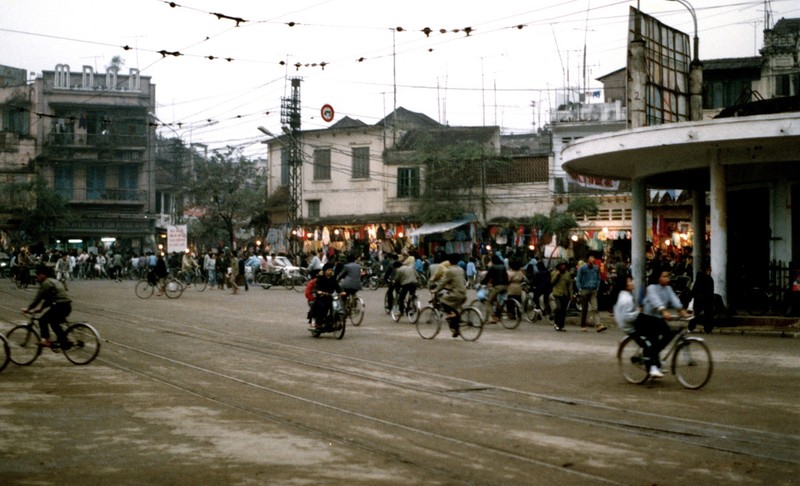 Nhung khoanh khac dang nho ve ve giao thong Ha Noi nam 1990-Hinh-4