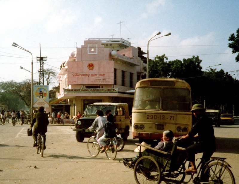 Nhung khoanh khac dang nho ve ve giao thong Ha Noi nam 1990-Hinh-5