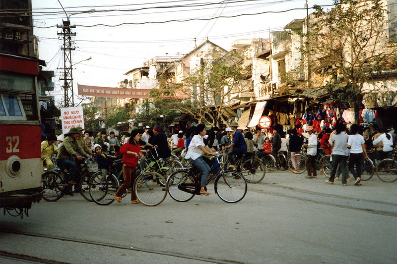 Nhung khoanh khac dang nho ve ve giao thong Ha Noi nam 1990-Hinh-6