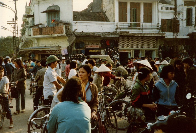 Nhung khoanh khac dang nho ve ve giao thong Ha Noi nam 1990-Hinh-7