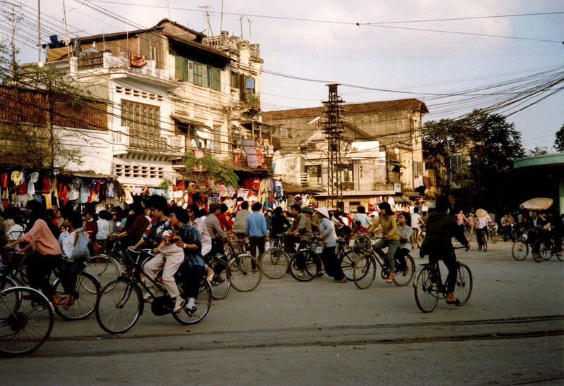 Nhung khoanh khac dang nho ve ve giao thong Ha Noi nam 1990-Hinh-8