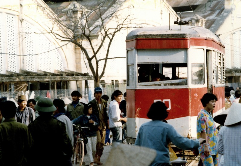 Nhung khoanh khac dang nho ve ve giao thong Ha Noi nam 1990-Hinh-9