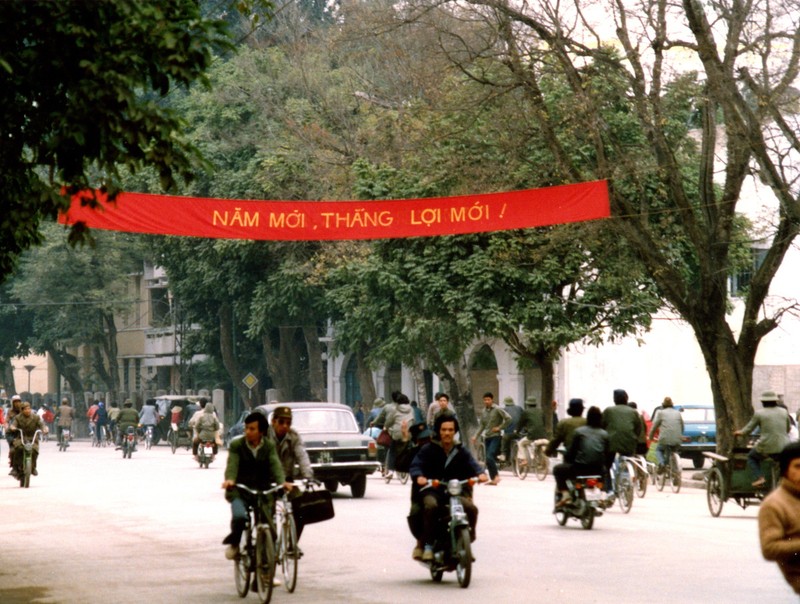 Nhung khoanh khac dang nho ve ve giao thong Ha Noi nam 1990