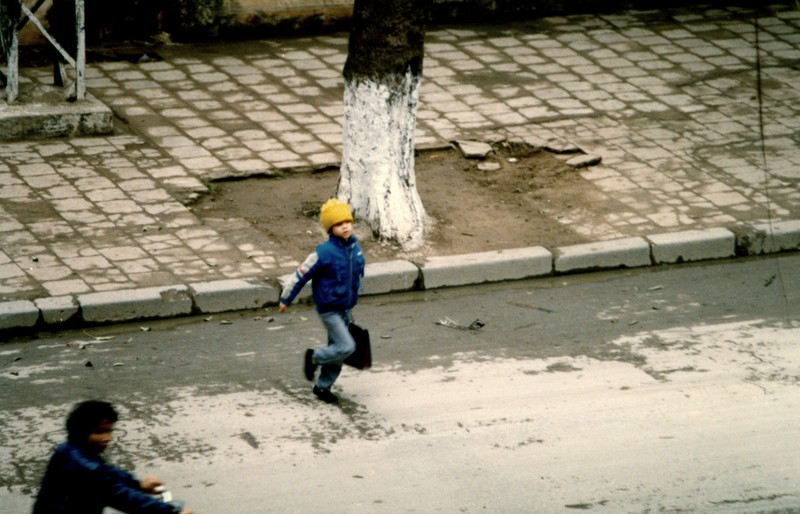 Tre em Ha Noi thoi hau bao cap cuc kho quen-Hinh-2