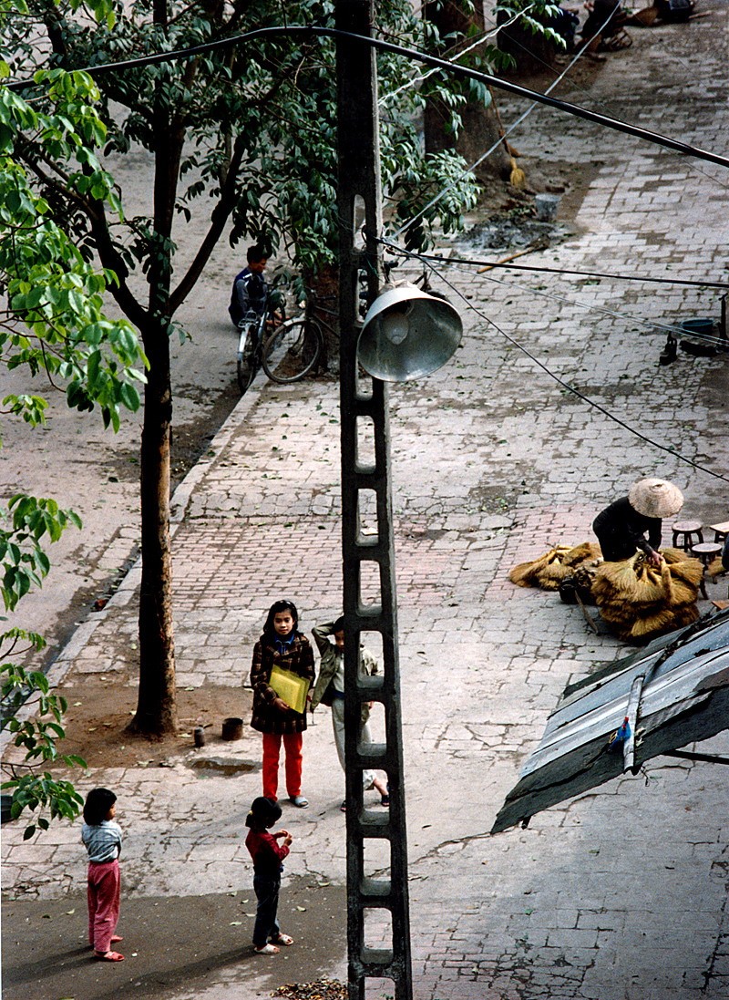 Tre em Ha Noi thoi hau bao cap cuc kho quen-Hinh-3