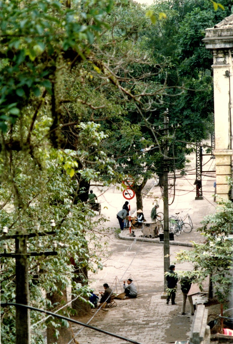 Mat mat voi nhung con duong rop bong cay o Ha Noi nam 1990-Hinh-10