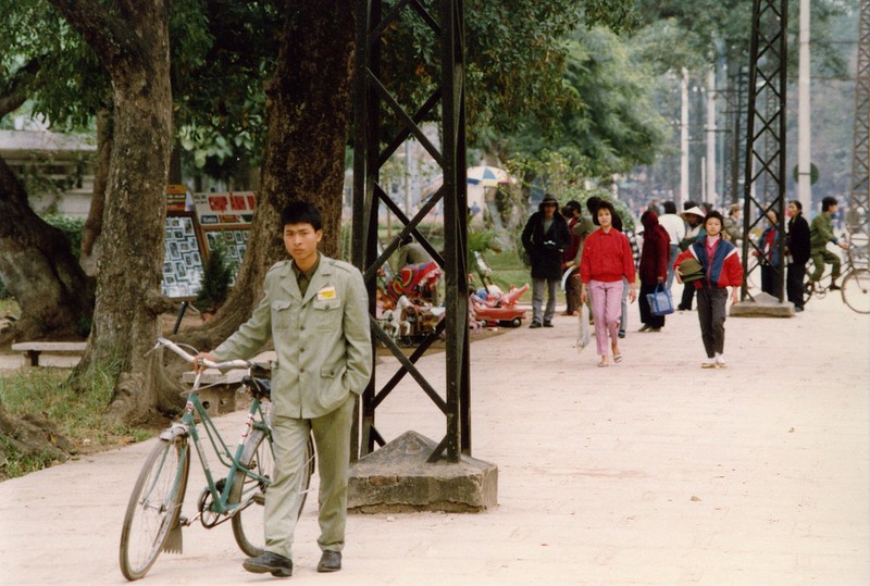 Mat mat voi nhung con duong rop bong cay o Ha Noi nam 1990-Hinh-6