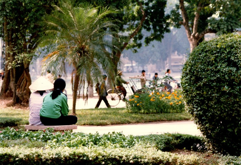 Mat mat voi nhung con duong rop bong cay o Ha Noi nam 1990-Hinh-9