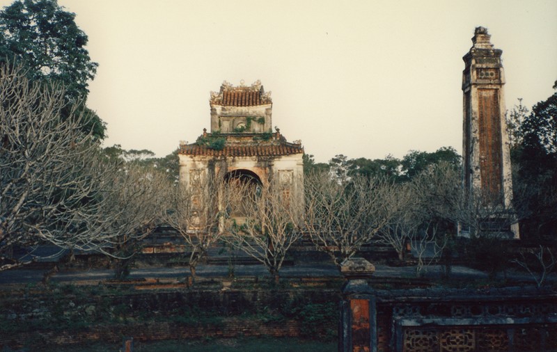 Ghe tham cac lang tam o Hue nam 1986 duoi goc anh phuong Tay-Hinh-11